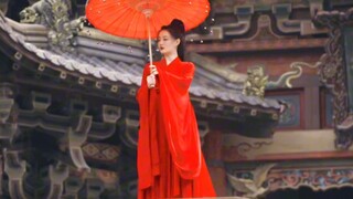 都多少年了！再一次让我看到撑着红伞出场让我惊艳的演员了