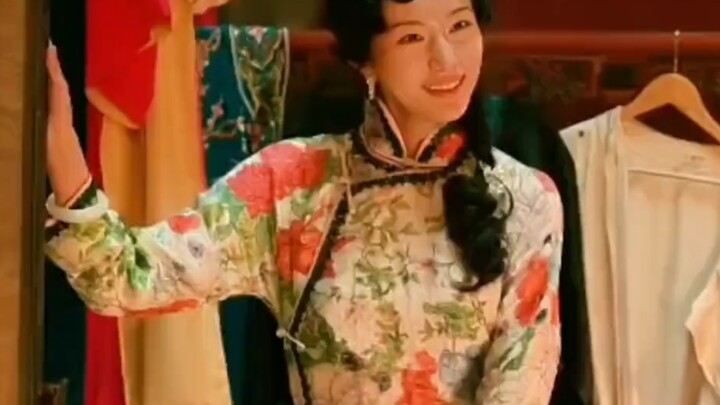 معجبة مهووسة تطارد نجمها بشغف، لكنها لم تتوقع أنها أخطأت في الشخص!