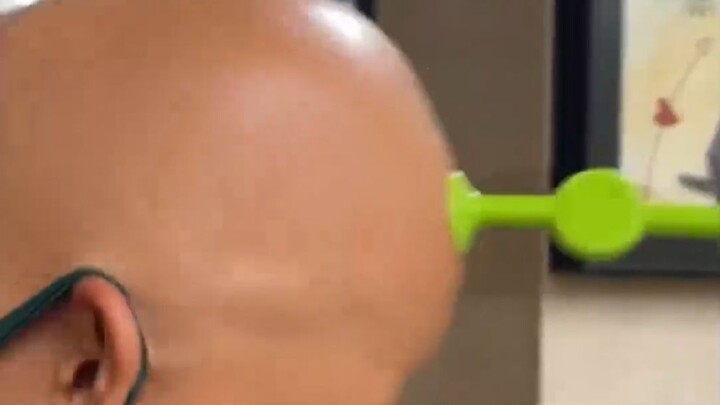 حاول أن تحيي صديقك الأصلع كل يوم...