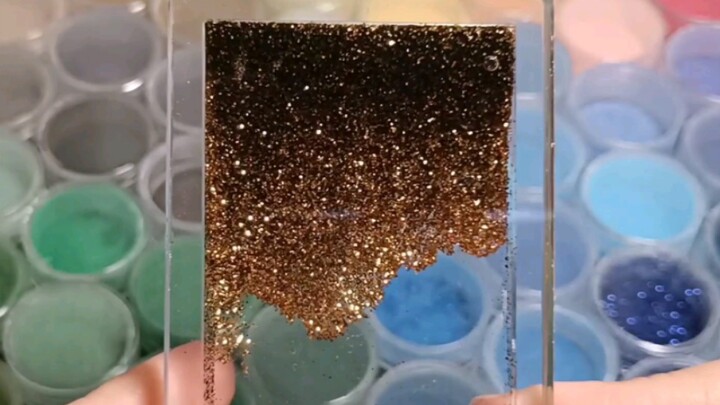 Biar bubuk glitter mengalir dan membentuk efek gradien! Hasil penelitian terbaru, lagi edit video si