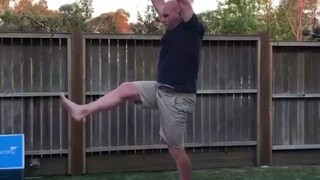 老爸模仿女儿练体操，没有对比就没有伤害...