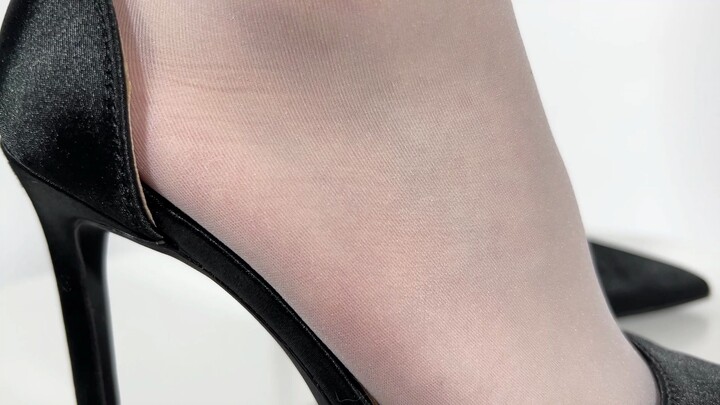 Warna ini namanya ungu asap, agak keunguan muda, sekaligus juga agak keabu-abuan muda.