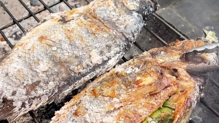 อาหารไทย: ของว่างสุดฮิต ปลาเผาตะไคร้อบเกลือ สไตล์ไทย อาหารรสชาติสดชื่นที่ชาวบ้านรู้จักกันดี