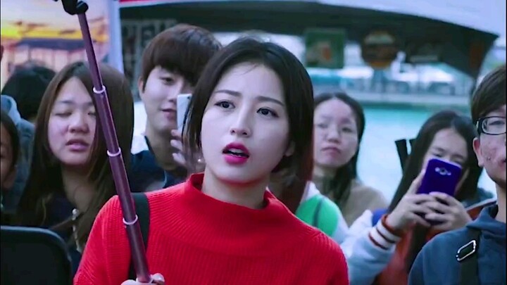 The female internet celebrity thought the crime scene was a filming, but it turned out to be a trage