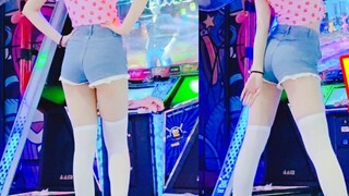 Tóc đuôi ngựa đôi! Dây vai nghịch ngợm luôn tụt xuống ~ Chiếc quần short denim nhỏ màu dâu tây thật 