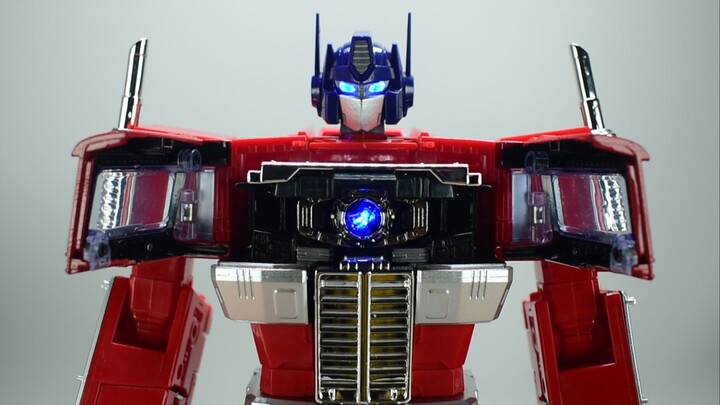 This thing is now only over a hundred dollars and has a magnetic light? Transformers Wei Shuang MPP1