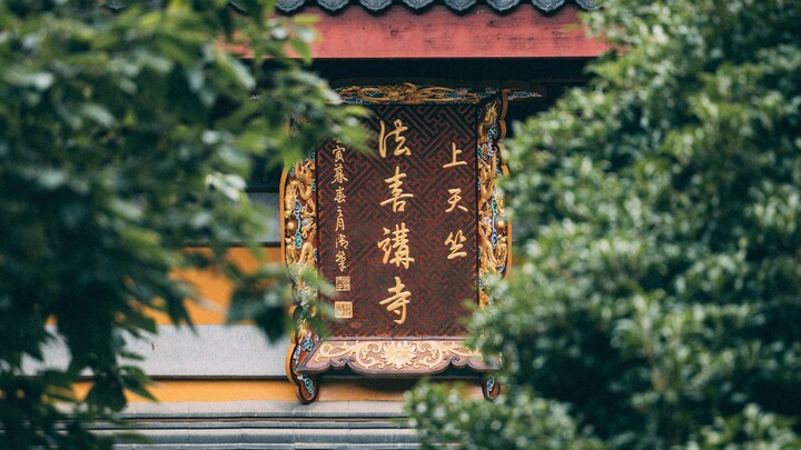At the rain-soaked Fahsi Temple, I pulled out my Canon 400D.