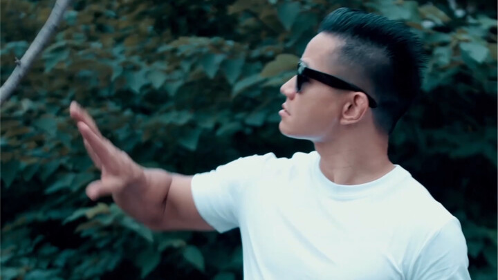 Hồi nhỏ cứ mong lớn nhanh, nhưng giờ đây, con chỉ mong cha từ từ già đi thôi! Chúc tất cả những ngườ