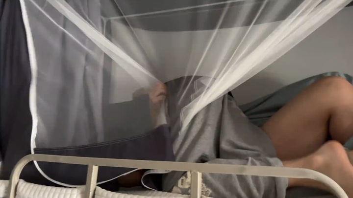 Quá lố bịch! Hành động tình dục của hai người bạn cùng phòng khiến tôi há hốc mồm ngạc nhiên