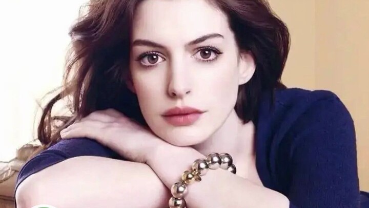 #AnneHathaway chỉ bạn cách ăn cupcake thanh lịch, các bạn đã học được chưa? #GiảiThưởngBìnhLuậnGiảiT