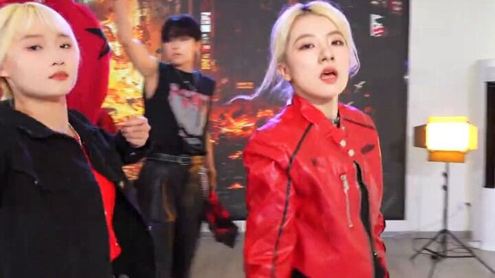 Stray Kids-CHK CHK BOOM Tari Cover