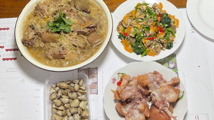 It’s New Year’s Day—time to dig into some roast goose!