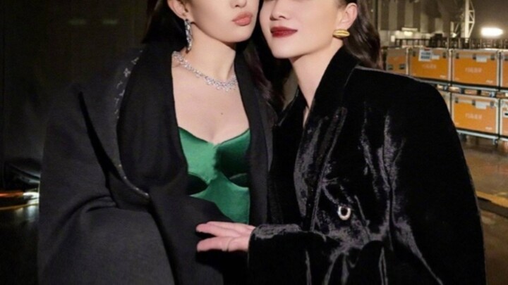 This girl still can’t break her habit of sneaking glances at pretty girls, haha!