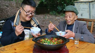 广式砂锅“鱼头煲”教程来了，不加一滴水，酱香浓郁，鱼肉鲜嫩