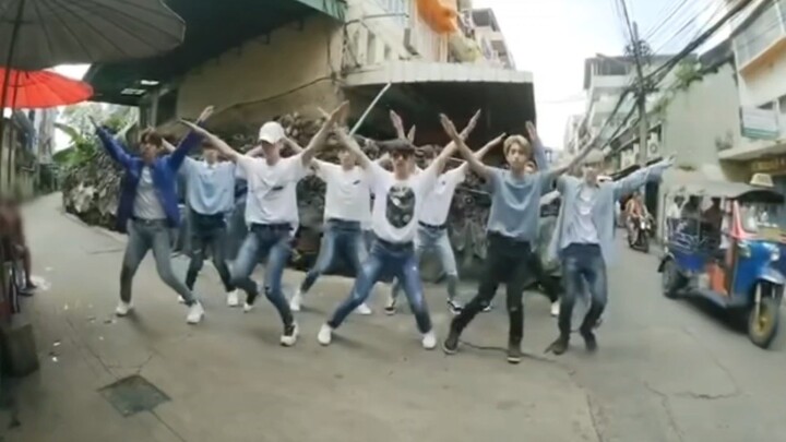 ฉันอยากรู้จริงๆ ว่าเบื้องหลังท่าเต้นนี้มีการคิดยังไง