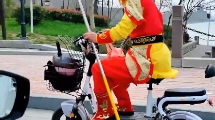 Liaocheng, Shandong: A man on the street strikes up a lively chat with a “Sun Wukong” riding an elec