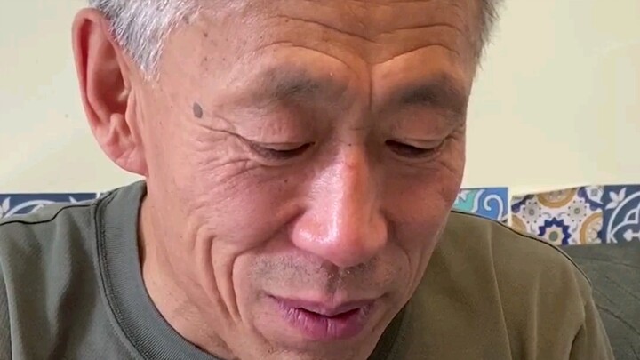 Ông lão vùng Đông Bắc thử thách món natto
