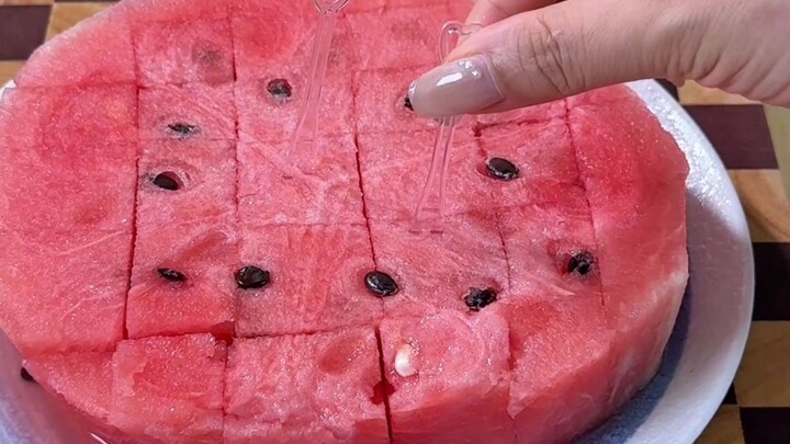 We have guests at home—here’s how you should cut the watermelon.