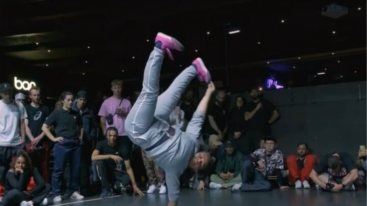 The strongest street-dance girl stuns the entire audience with her incredible skills—dance knows no 