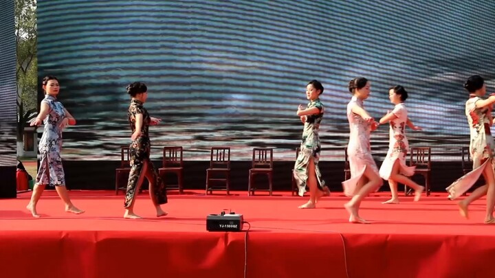 Vocational school girl performs “The Flowers of War” barefoot