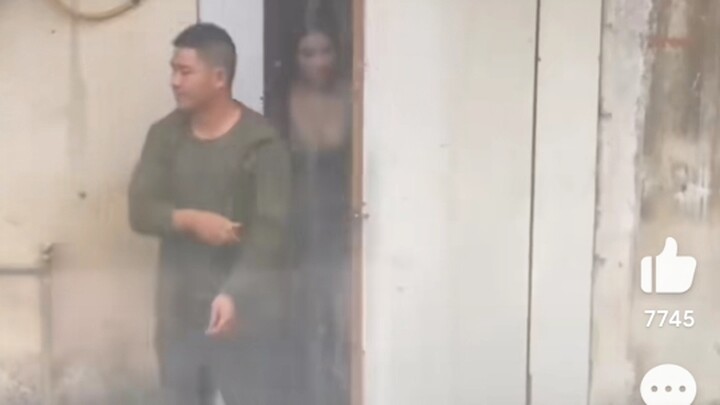 Dia susah ngomong, jadi aku juga susah ngomong.