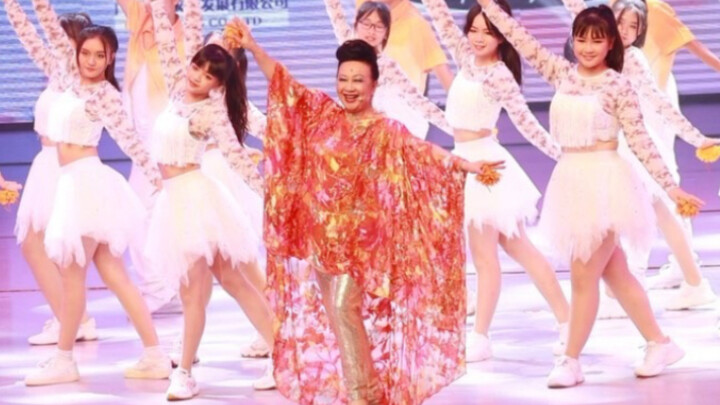 [Kim Ji-soo] Mama Yuen’s Cantonese Sing-and-Dance Performance of Jisoo’s Hit Song “Flower” Stage