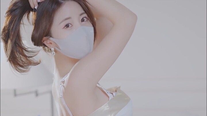 การแต่งตัวด้วยเดรสเกาะอกรัดรูปของพี่สาวโรส