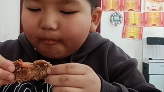 Hôm nay cháu trai tôi tự làm ức gà nướng và cánh gà còn tôi thì chiên thịt lợn Mu Shu