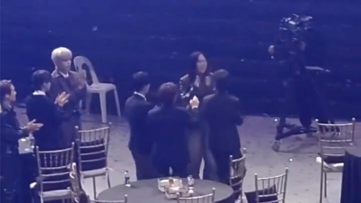 ฟูซั่วซุ่นจัดเซอร์ไพรส์แบบไล่ตาม วิ่งตามกันรอบหนึ่ง ฮ่าๆๆ หย่งจือบอกว่า “มีแต่ภาระเต็มไปหมด” พี่ๆ BS