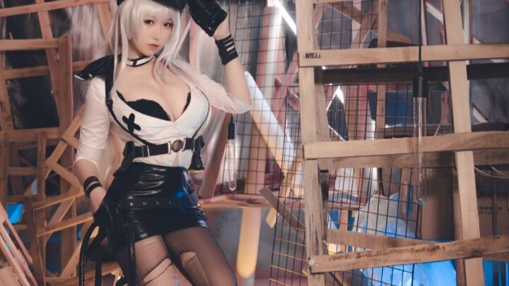 Commander, you broke it again!! [Azur Lane Cosplay]