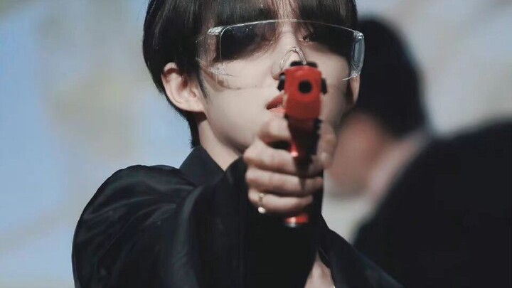 "Tôi thấy sức sống tràn đầy ở những thần tượng đã ra mắt trong tám năm" "Ngay cả biểu cảm khuôn mặt 