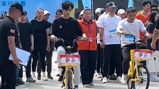 男生参加自行车慢骑运动会，骑车最哆嗦大赛世界冠军