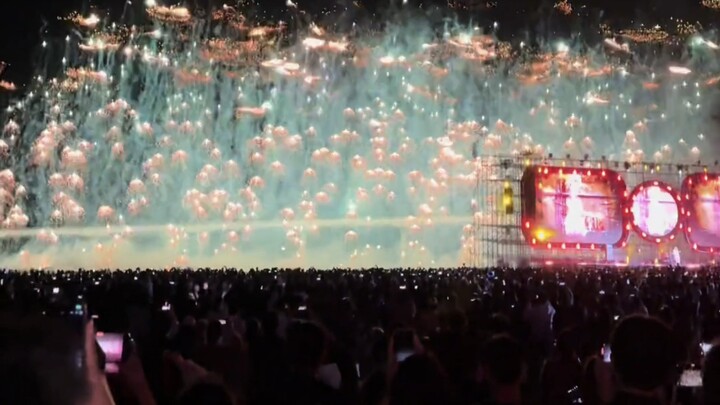 "Fireworks bloom, everything goes well"