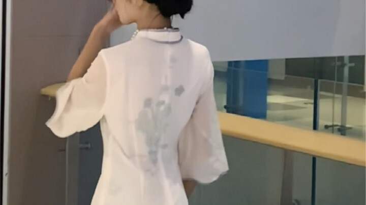 Have you ever seen a Jiangnan woman with a gentle, flowing figure? She looks absolutely stunning in 