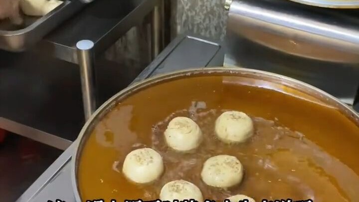 Bánh bò bít tết hai lòng đỏ nhân đầy đặn, chỉ vài tệ mà ngon hết ý – gánh hàng rong yêu thích của tô