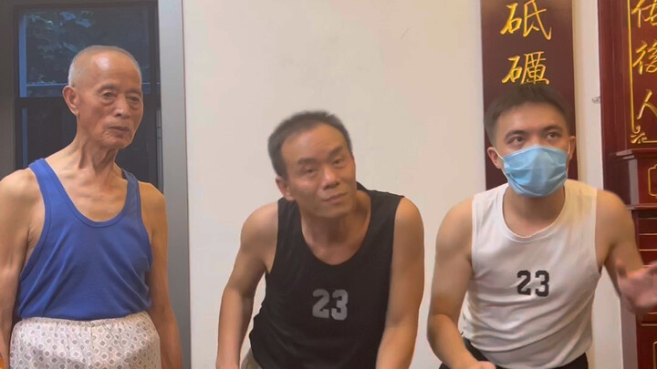 Tiga generasi kakek dan cucu selalu berfoto bersama setiap tahunnya