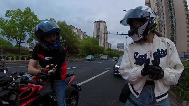 كأنه يغازلني، أو كأنه يوبّخني #دوكاتي_في2 #راكبة_دراجة_نسائية #مغازلة