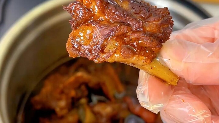 แค่กดปุ่มหุงข้าวในหม้อหุงข้าว ก็ได้ซี่โครงอบน้ำส้มสายชูหวานนุ่มจนกระดูกหลุด ไอเทมต้องมีสำหรับคนขี้เก