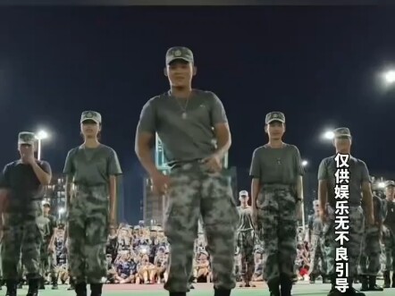 “好骚气的教官，翻跳九万字” 军训休息时教官表演舞蹈！！