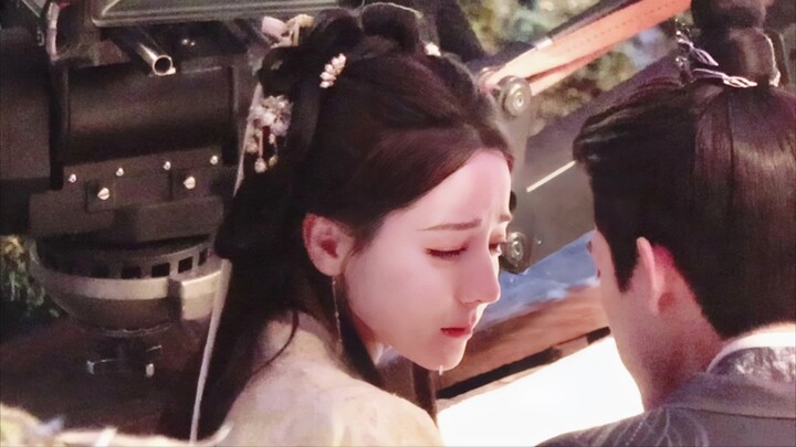 Nước mắt như ngọc vỡ, He Simu khóc cho ngôi mộ thứ hai mươi ba của người bệnh nặng