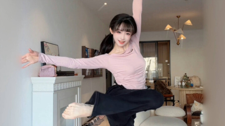 رحالة مع صديقاتي الحميمات، وبينما يغيرن ملابسهن، سجّلتُ خلسة في الصالة خطواتي الأولى في الرقص!