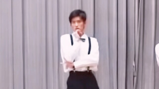 Ngay cả sự mờ nhạt cũng không thể ngăn cản tôi yêu thích meme bộ đồ và quần yếm!!