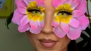 以Emoji为灵感的妆容，第一个有被吓到！