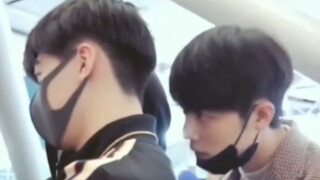肖战看朋友手机的样子好有共鸣!