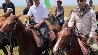 وو جينغ وتشاو ون تشو يركبان الخيول مع الجميع عبر السهوب، مشهد اندفاع الآلاف من الخيول مذهل للغاية!