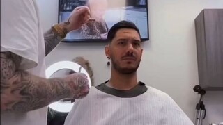 当理发师突然亲一下顾客额头，顾客们会有怎样的反应呢?