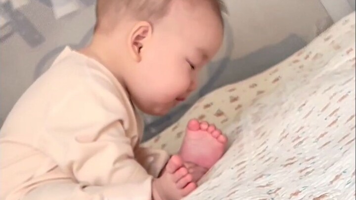 Ketika bayi manusia menyadari bahwa dirinya memiliki sepasang kaki kecil～
