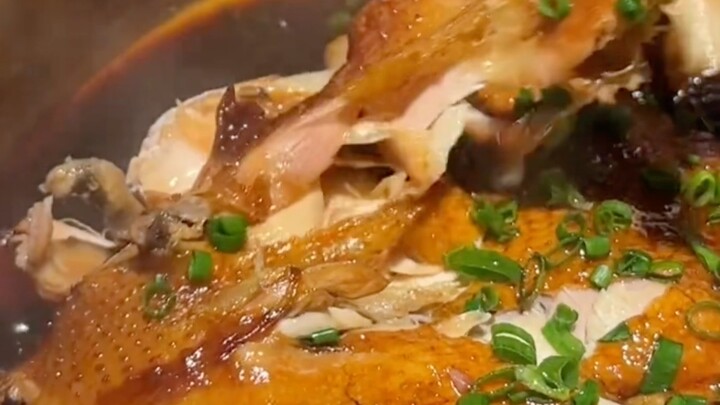 “ชาจืดข้าวเบา ก็ยังเป็นอาหารอยู่ดี งั้นก็กินสักคำพอแล้วกัน～”