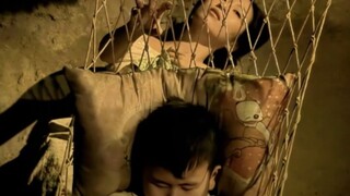 女人被劫匪侵犯，但她却不敢反抗，因为儿子就在身旁