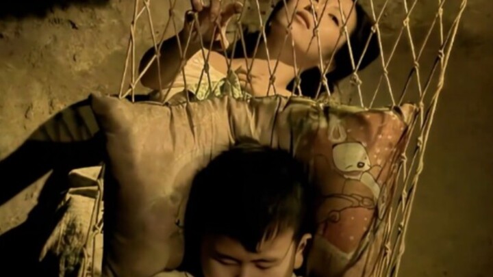 A woman was assaulted by a robber, but she didn't dare to fight back because her son was right besid